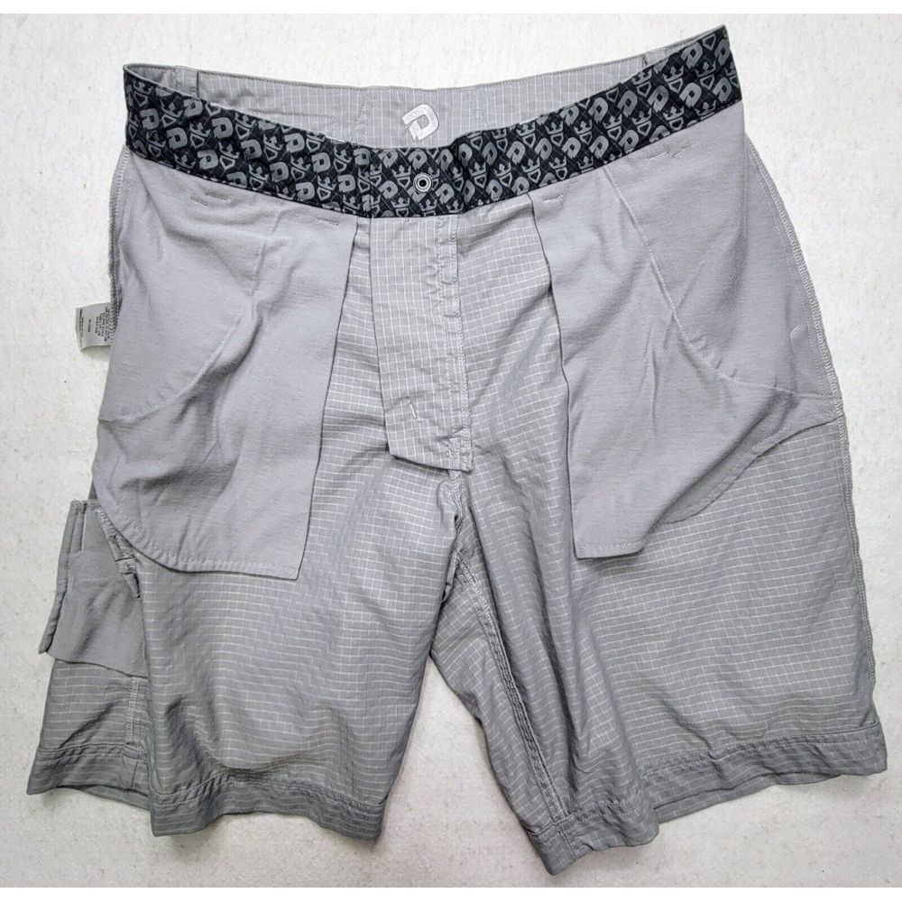 Demarini Shorts Mens 30 Baseball Coach Gray Check Metal‎ Logo Nylon Blend - Picture 7 of 8